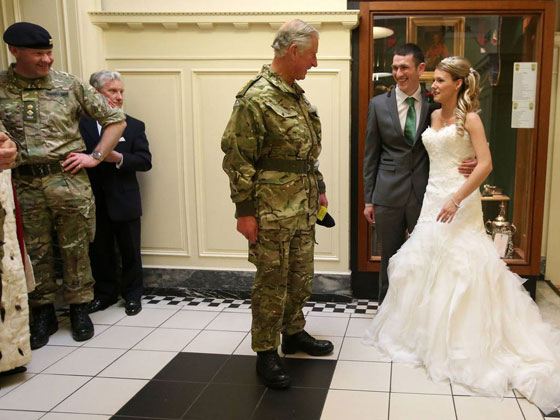 بالصور.. صدمة عروسين بريطانيين بحضور الامير تشارلز لتهنئتهما صورة رقم 9