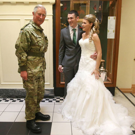 بالصور.. صدمة عروسين بريطانيين بحضور الامير تشارلز لتهنئتهما صورة رقم 8