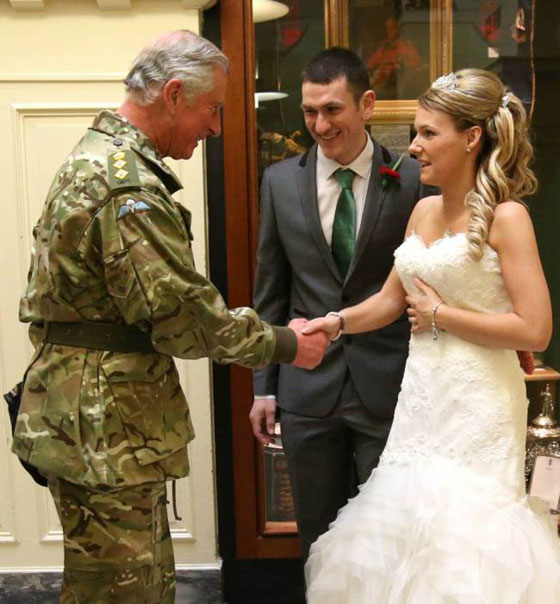 بالصور.. صدمة عروسين بريطانيين بحضور الامير تشارلز لتهنئتهما صورة رقم 1