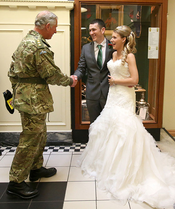 بالصور.. صدمة عروسين بريطانيين بحضور الامير تشارلز لتهنئتهما صورة رقم 5