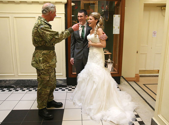 بالصور.. صدمة عروسين بريطانيين بحضور الامير تشارلز لتهنئتهما صورة رقم 4