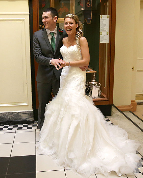 بالصور.. صدمة عروسين بريطانيين بحضور الامير تشارلز لتهنئتهما صورة رقم 11