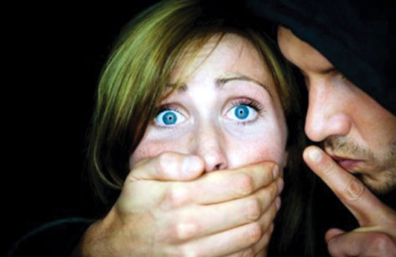 زوج متهم بتسهيل عملية اغتصاب زوجته من قبل صديقه! صورة رقم 1