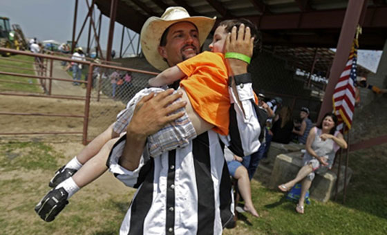 بالصور.. لعبة بوكر تحولها الثيران الى لعبة موت في سجن أنغولا صورة رقم 13