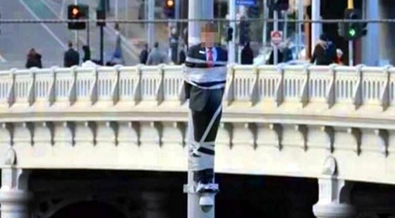  تعليق نائب على عمود كهربائي لاختلاسه المال العام صورة رقم 1