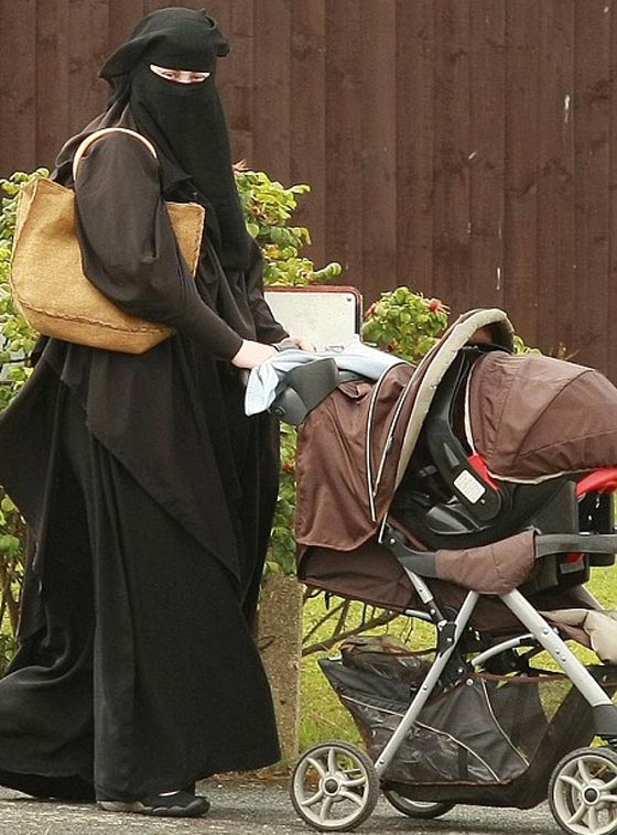 الارملة البيضاء تحظى بحماية قاعدية انتحارية مميزة!! صورة رقم 2