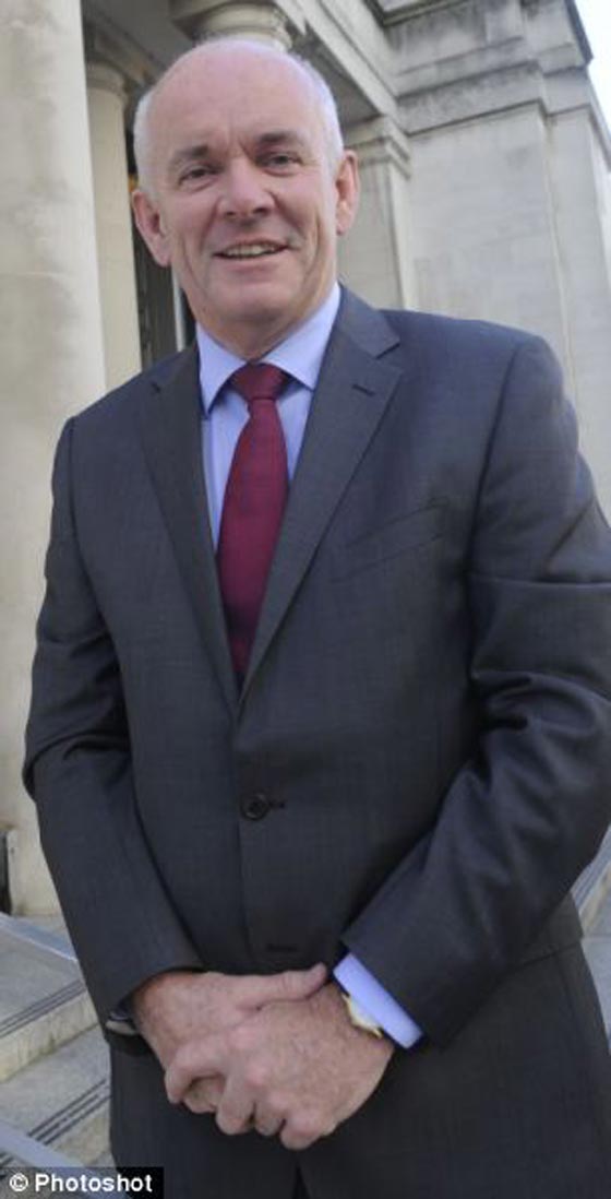 استقالة مسؤول بريطاني بسبب فتاة شقراء وليس مشروع حكومي صورة رقم 1