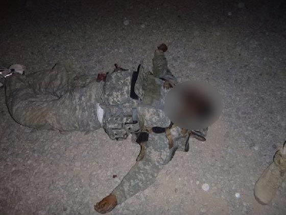 اعفاء جنديين بريطانيين من الخدمة بسبب صورهما مع جثث لقتلى صورة رقم 1