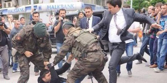 بالصور.. مساعد اردوغان يركل متظاهرا بقوة وهو على الارض صورة رقم 3