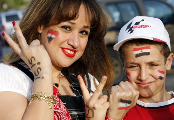 بالصور.. المصريون في الخارج يختارون بين السيسي وصباحي صورة رقم 11