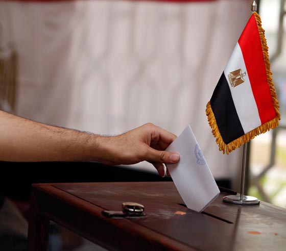 بالصور.. المصريون في الخارج يختارون بين السيسي وصباحي صورة رقم 12