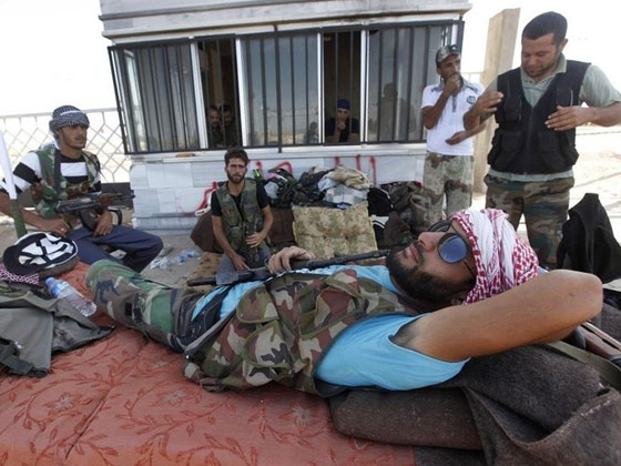 بالصور.. حياة الجيش الحر في سوريا تجمع كل التناقضات! صورة رقم 1