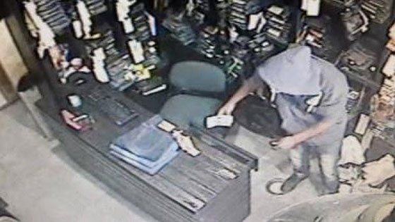 بالصور.. لص خليلي يطلب توصيلة من صاحب المتجر الذي سرقه! صورة رقم 1