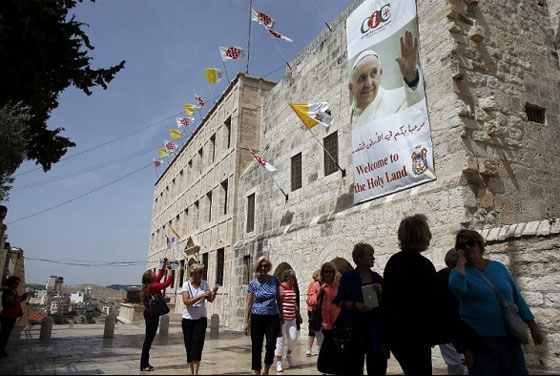 الحبر الاعظم يحظى بتقدير عالمي واسع بين اليهود والمسلمين صورة رقم 1