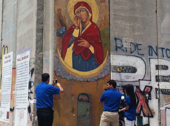 هدية فلسطينية للحبر الاعظم.. صليب مُطعّم بحجارة من الجدار الفاصل صورة رقم 1