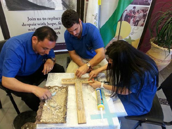 هدية فلسطينية للحبر الاعظم.. صليب مُطعّم بحجارة من الجدار الفاصل صورة رقم 2