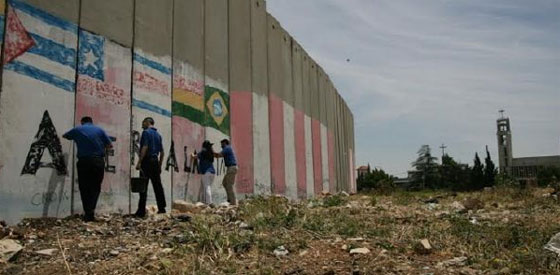 هدية فلسطينية للحبر الاعظم.. صليب مُطعّم بحجارة من الجدار الفاصل صورة رقم 3