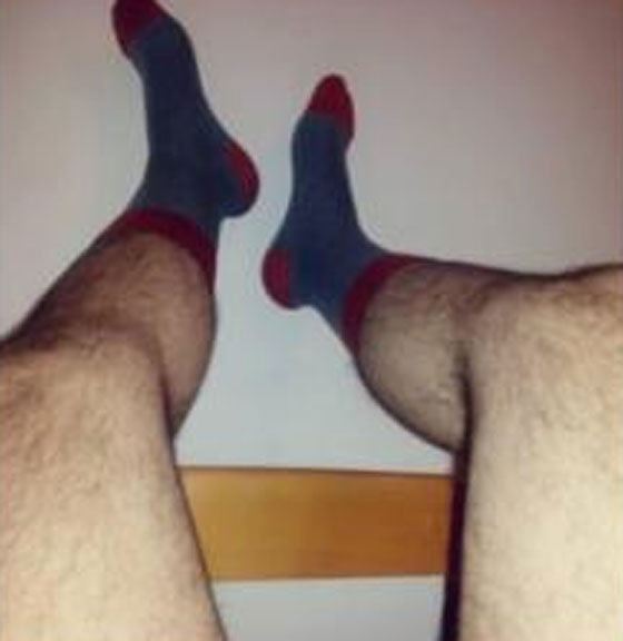 الاعلام اللبناني ينتقد مذيع نشر صوره ساقيه العاريتين والجمهور يدافع عنه صورة رقم 1