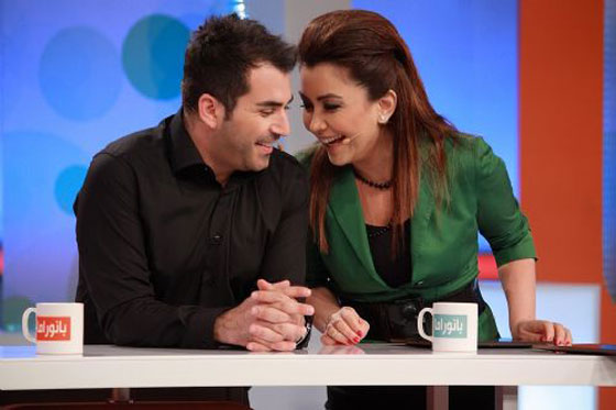 الاعلام اللبناني ينتقد مذيع نشر صوره ساقيه العاريتين والجمهور يدافع عنه صورة رقم 4