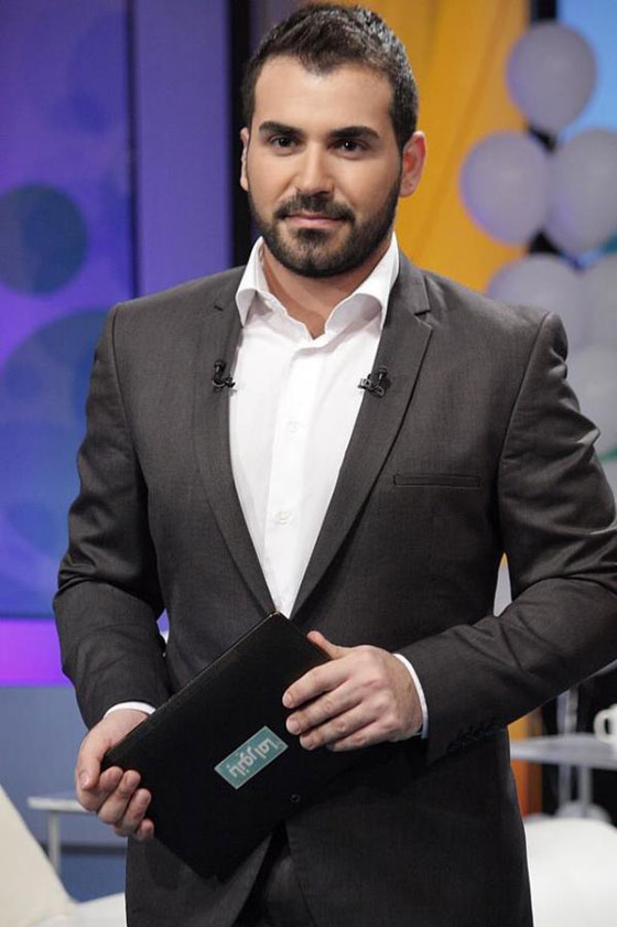 الاعلام اللبناني ينتقد مذيع نشر صوره ساقيه العاريتين والجمهور يدافع عنه صورة رقم 5