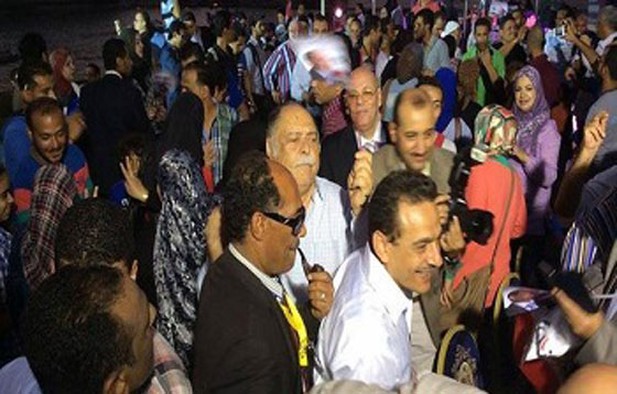 انور السادات يتجول في شوارع القاهرة! صورة رقم 1