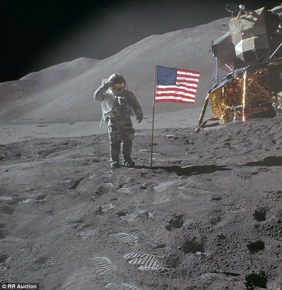 من القمر الى الارض.. ذراع الكترونية وتحف اخرى في مزاد علني صورة رقم 2