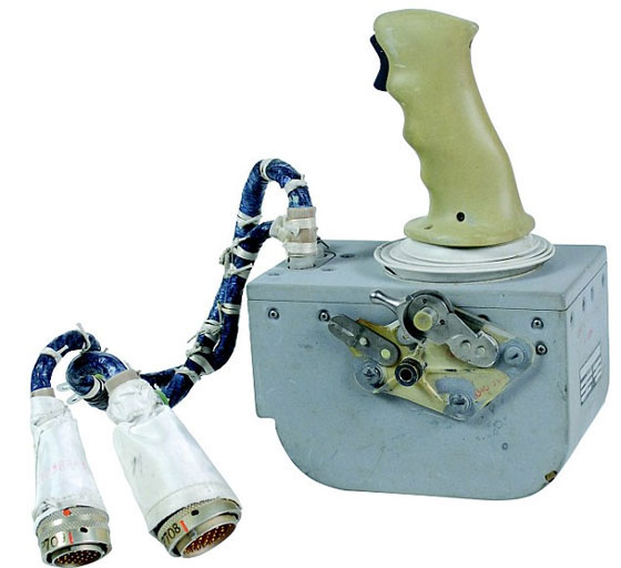 من القمر الى الارض.. ذراع الكترونية وتحف اخرى في مزاد علني صورة رقم 5