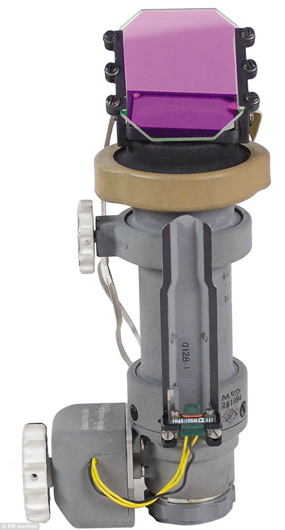 من القمر الى الارض.. ذراع الكترونية وتحف اخرى في مزاد علني صورة رقم 6