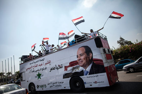 داعية سلفي: تقبيل رأس السيسي واجب شرعي لانه انقذ مصر من فتنة صورة رقم 3