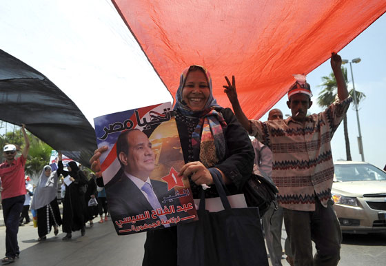 داعية سلفي: تقبيل رأس السيسي واجب شرعي لانه انقذ مصر من فتنة صورة رقم 6