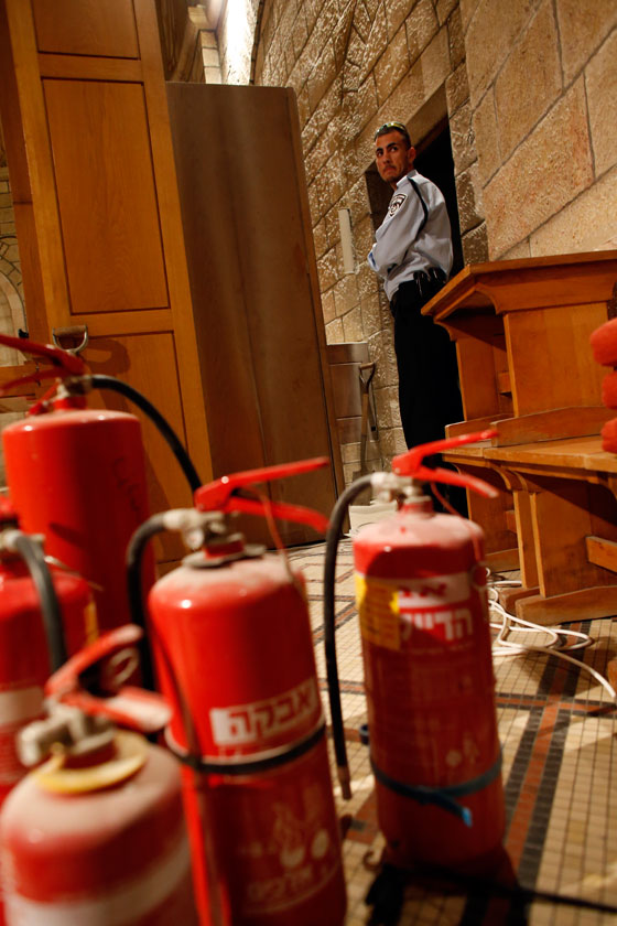 بالصور.. حريق بمغارة المهد بسبب شمعة والنجمة والايقونة بخير صورة رقم 4