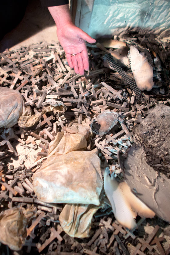 بالصور.. حريق بمغارة المهد بسبب شمعة والنجمة والايقونة بخير صورة رقم 6