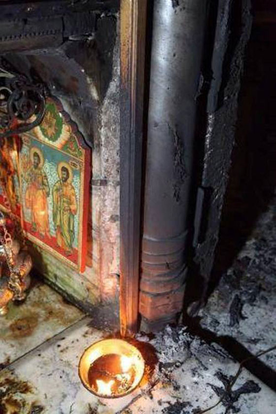 بالصور.. حريق بمغارة المهد بسبب شمعة والنجمة والايقونة بخير صورة رقم 9