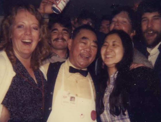 حكاية المطعم الذي اشتهر وكسب الزبائن بسبب (أسوأ نادل) صورة رقم 7