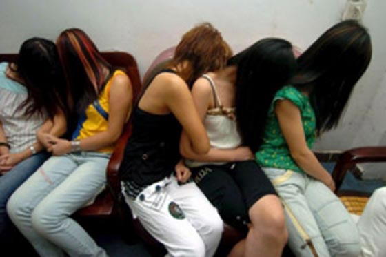 هيئة الأمر بالمعروف تداهم بيت فجور وتعتقل 3 جامعيات سعوديات صورة رقم 1