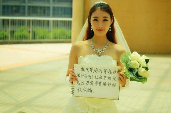 بالصور.. حسناء صينية جريئة ترتدي فستانا ابيض وتطلب يد حبيبها صورة رقم 2