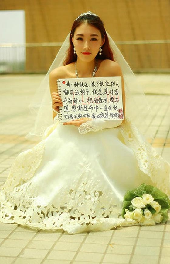 بالصور.. حسناء صينية جريئة ترتدي فستانا ابيض وتطلب يد حبيبها صورة رقم 4