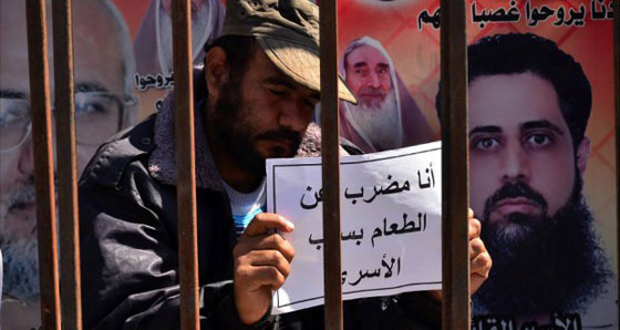 نقل 70 اسيرا فلسطينيا الى المستشفيات بعد 40 يوما من الاضراب عن الطعام صورة رقم 1