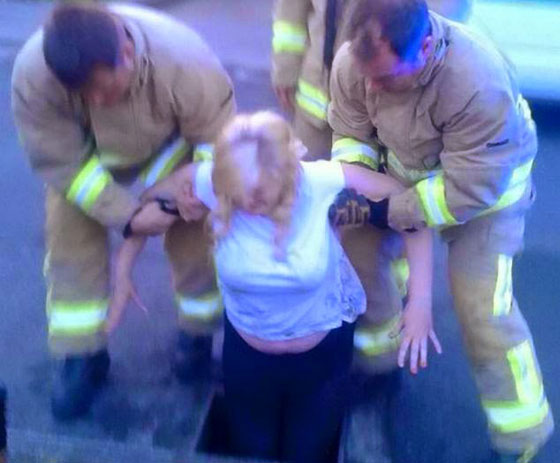 مصرع رجل وامه في حفرة صرف صحي بسبب هاتف محمول! صورة رقم 2