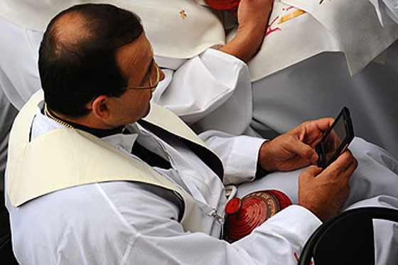 مباركة الهواتف.. مبادرة كاثوليكية ذكية  لجذب المصلين في فرنسا صورة رقم 2