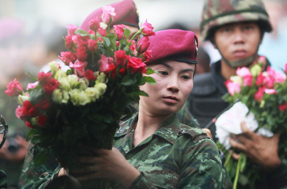 الجيش التايلندي يلمّع صورته بعد الانقلاب بعرض مغر لحسناواته صورة رقم 2
