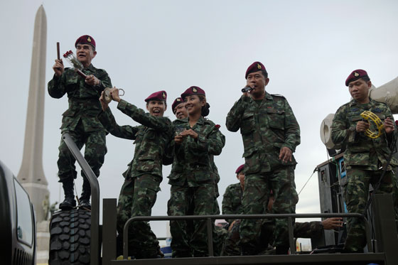الجيش التايلندي يلمّع صورته بعد الانقلاب بعرض مغر لحسناواته صورة رقم 3