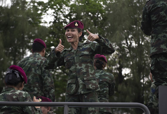 الجيش التايلندي يلمّع صورته بعد الانقلاب بعرض مغر لحسناواته صورة رقم 4