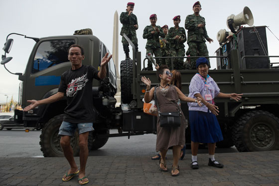 الجيش التايلندي يلمّع صورته بعد الانقلاب بعرض مغر لحسناواته صورة رقم 5