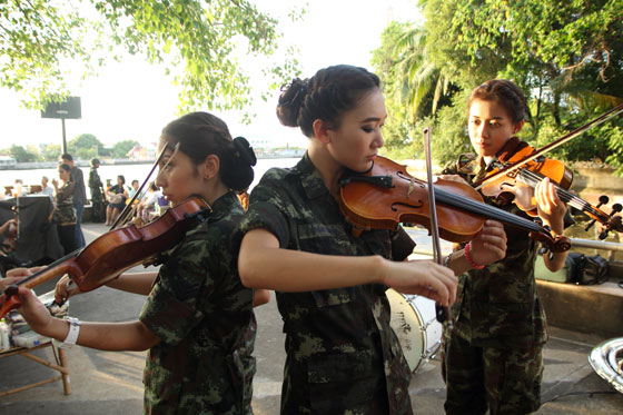 الجيش التايلندي يلمّع صورته بعد الانقلاب بعرض مغر لحسناواته صورة رقم 8