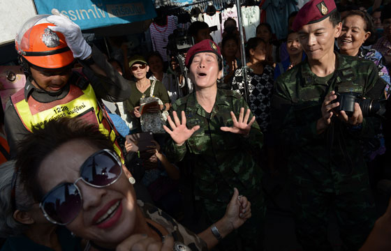 الجيش التايلندي يلمّع صورته بعد الانقلاب بعرض مغر لحسناواته صورة رقم 10