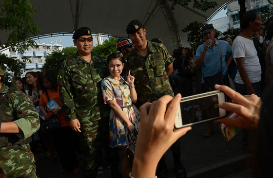 الجيش التايلندي يلمّع صورته بعد الانقلاب بعرض مغر لحسناواته صورة رقم 14
