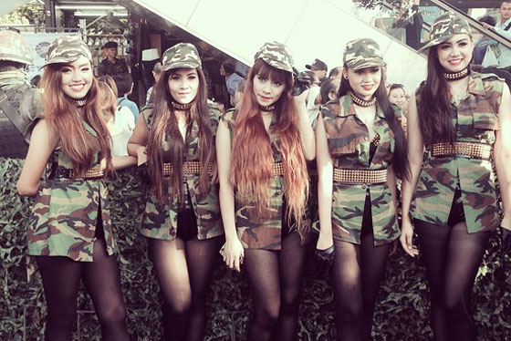 الجيش التايلندي يلمّع صورته بعد الانقلاب بعرض مغر لحسناواته صورة رقم 1