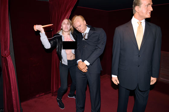 بالصور.. منزوعة الصدر تطعن بوتين وتهشم وجهه وتسقطه ارضا صورة رقم 1