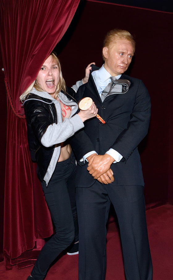 بالصور.. منزوعة الصدر تطعن بوتين وتهشم وجهه وتسقطه ارضا صورة رقم 2